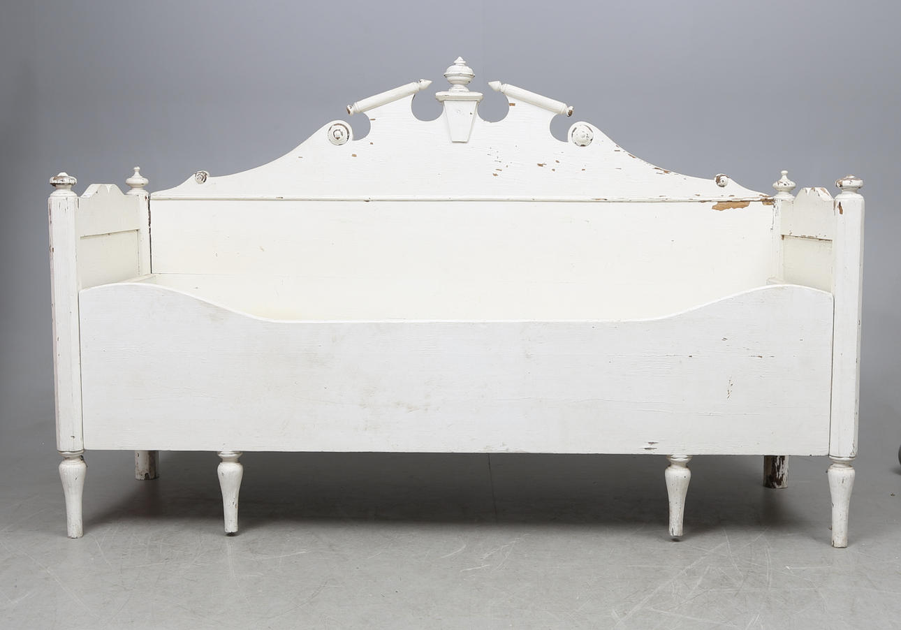 UTDRAGSÄNG, vitmålad, 1800-tal.