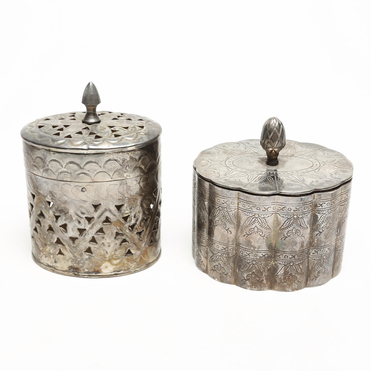 Ein Set aus 2 Metall und Neusilber.