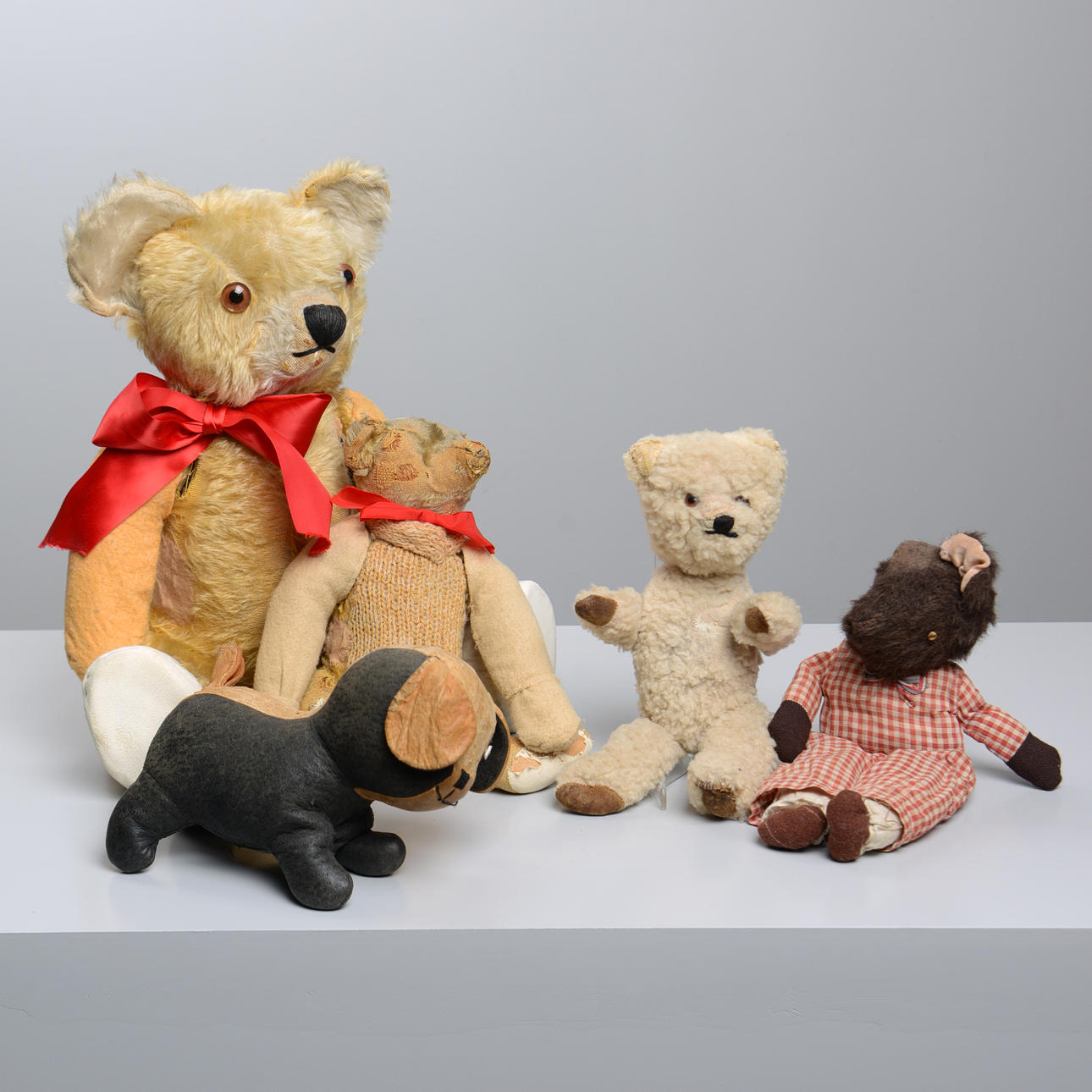 FIVE OLDER TEDDY BEARS, early 20th century.