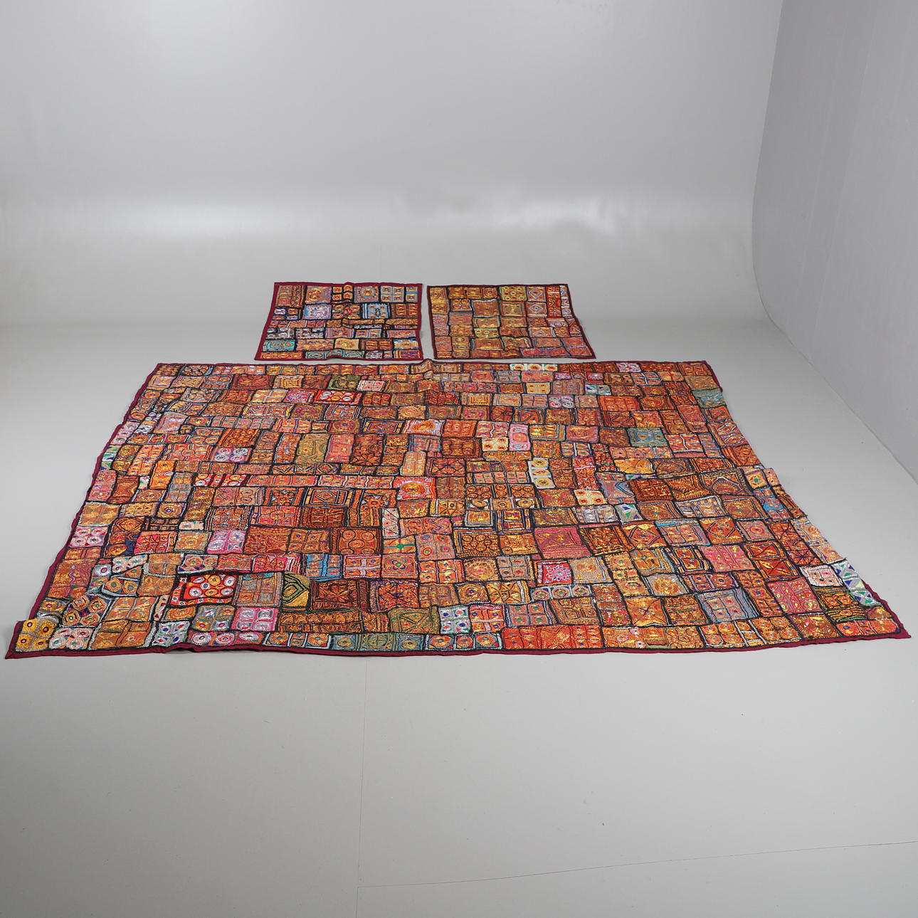 ANTIK INDISK SENGETÆPPE & MATCHENDE PANELER.