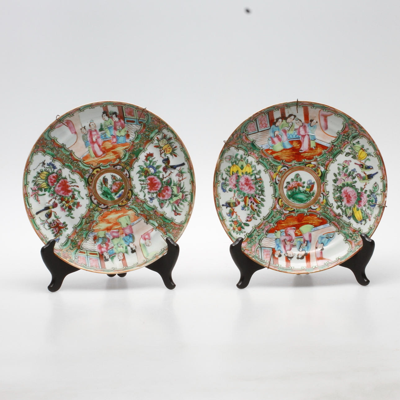 TALLRIKAR, 2 st, porslin, Kanton, Kina, 1800-tal.