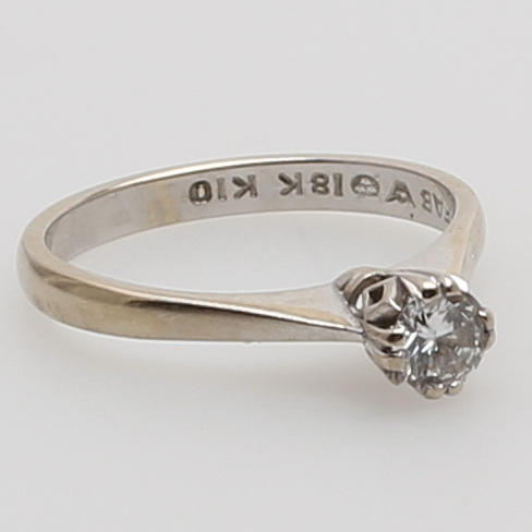 ENSTENSRING, 18K, vitguld med diamant 0,22 carat enligt gravyr.