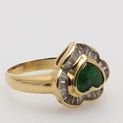 RING, 18K rödguld med jade, diamanter och moissaniter, vikt 6,8 gram.