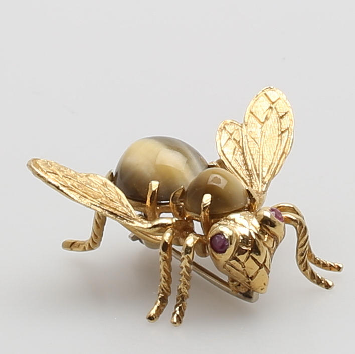 BROSCH, 18K gulguld med tigeröga och rubiner, vikt 9,6 gram.