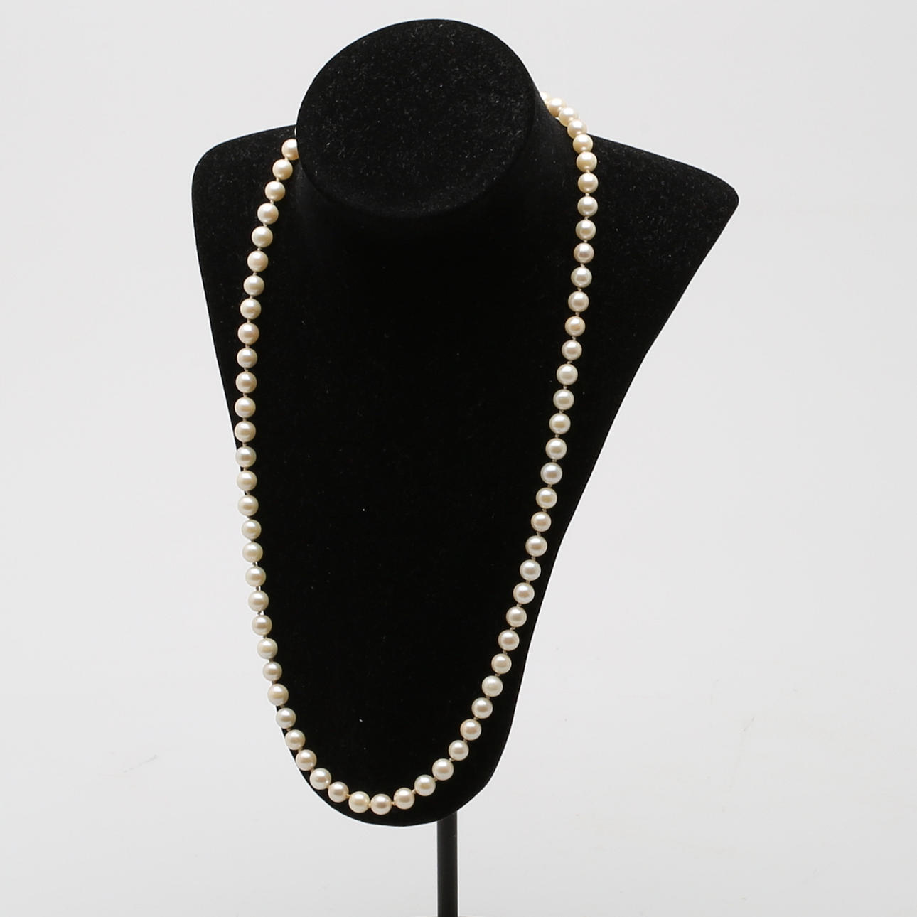 PÄRLCOLLIER, med silverlås.