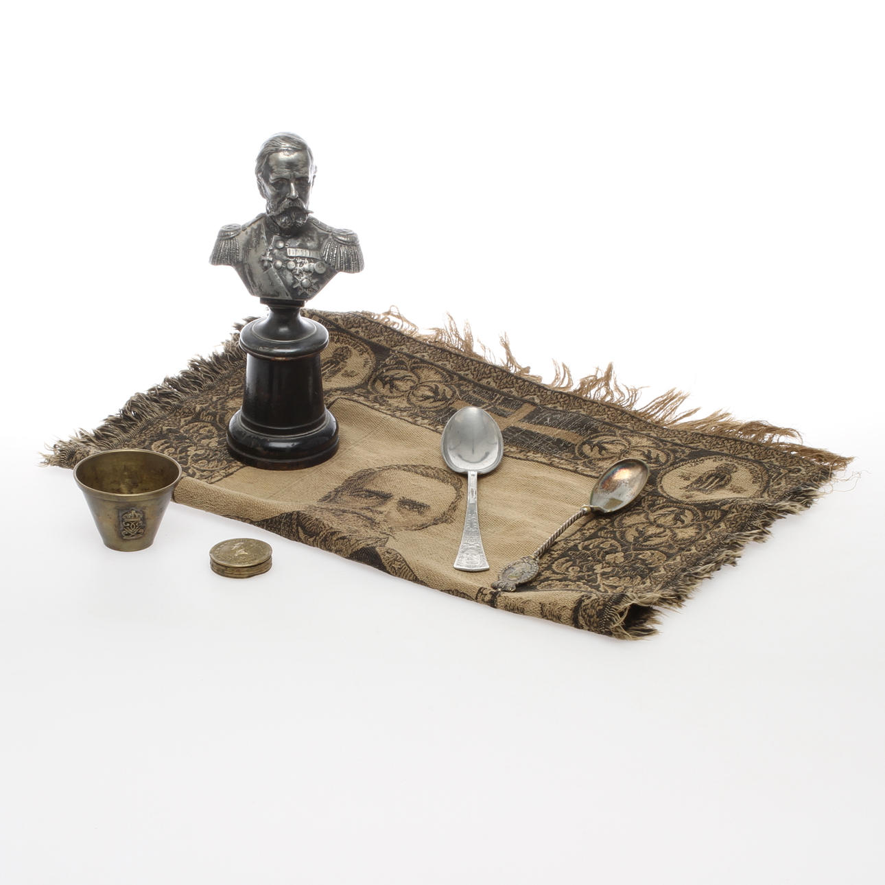 PARTI KUNGLIGT, 6 delar, bland annat bonad, byst, Oscar II, 1800/1900-tal.