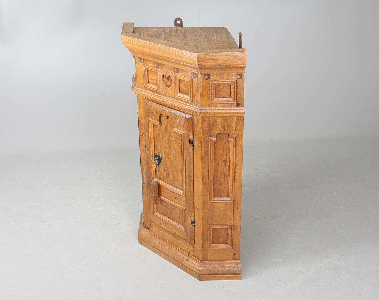 HÖRNSKÅP, 1700-tal.