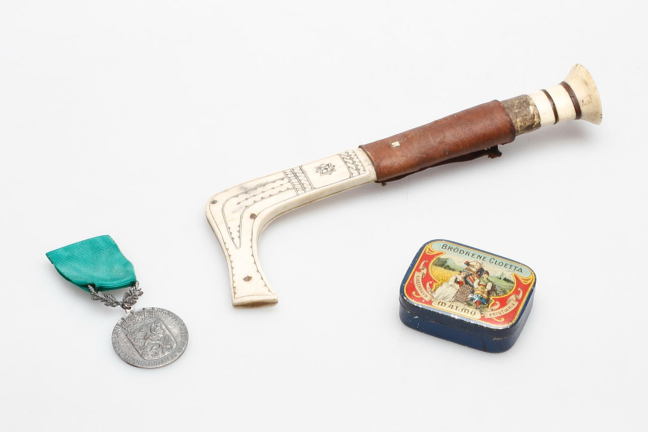 KNIV, MEDALJ samt PLÅTBURK, 1900-tal.