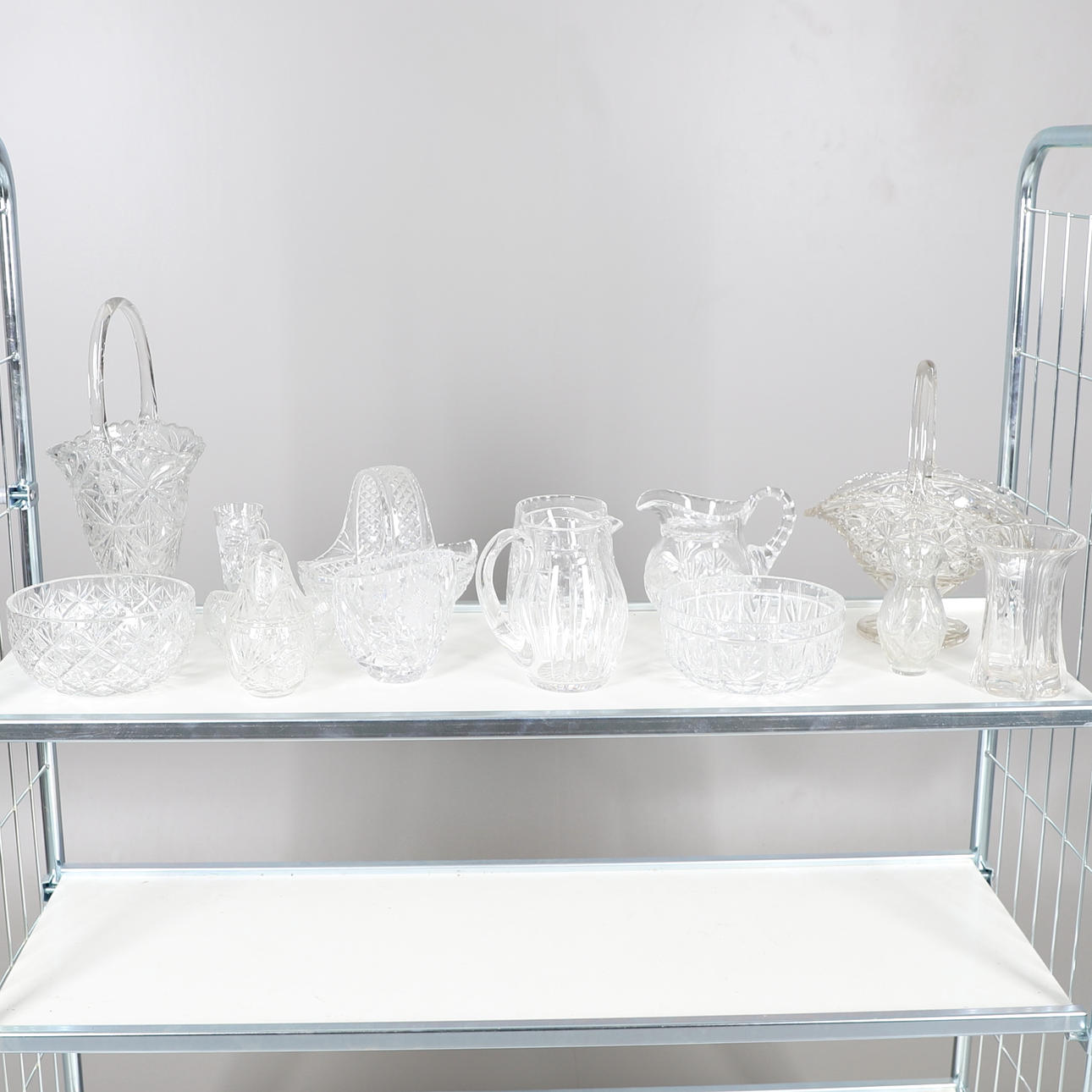 DONERA TILL VÄLGÖRENHET - EN MÄNGD OLIKA GLAS.