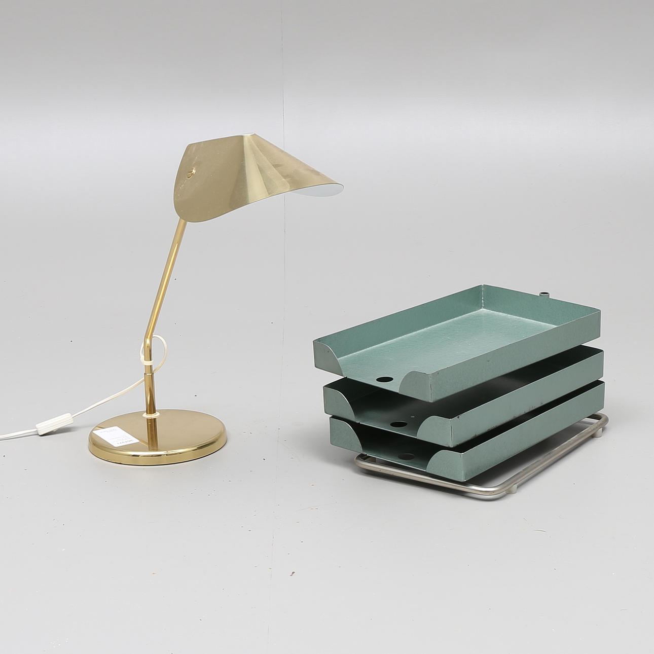 SKRIVBORDSLAMPA, Aneta, samt SORTERINGSFACK.