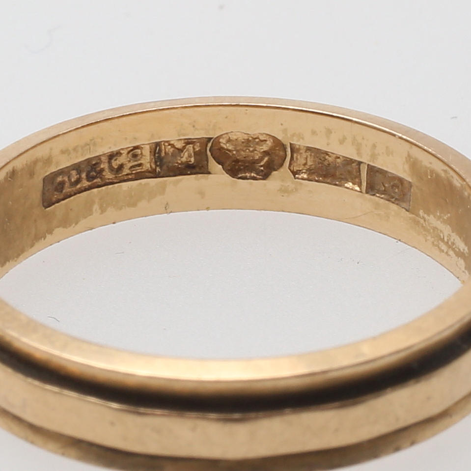 GULDRING, 18 karat, vikt 3 gram.