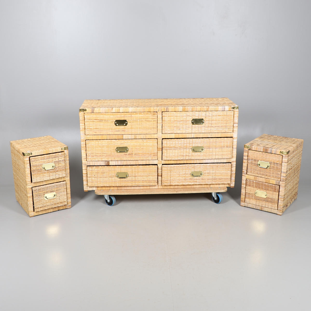 EN STOR FLETTET KOMMODE (3).