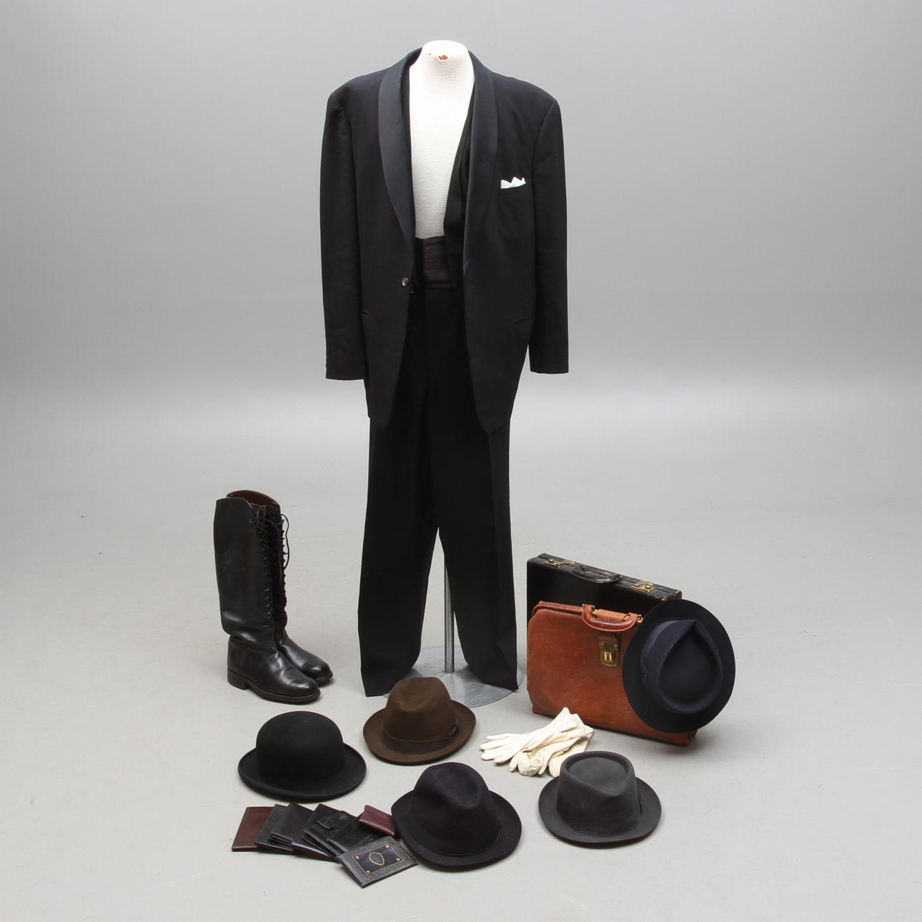 HATTAR, 5 st, SMOKING, 4 delar, STÖVLAR, 1 par, PORTFÖLJER, 2 st, HANDSKAR, 2 par, samt diverse PLÅNBÖCKER.