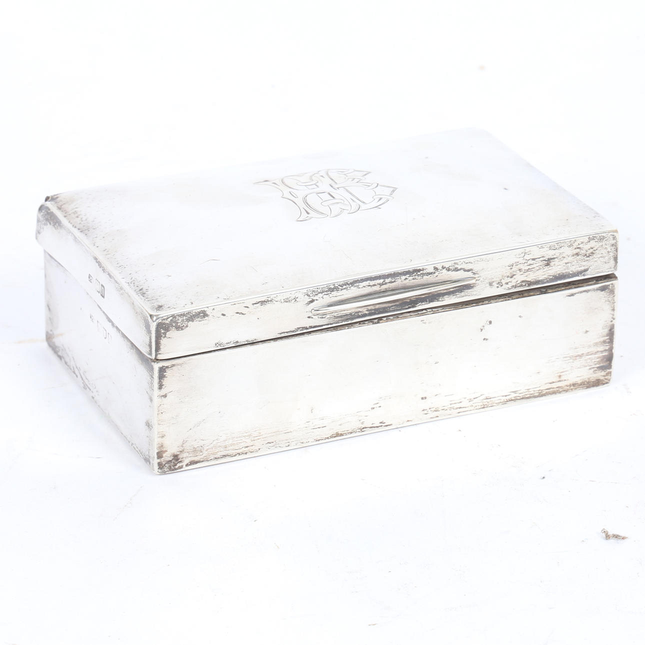 AN EDWARD VII SILVER CIGARETTE BOX.