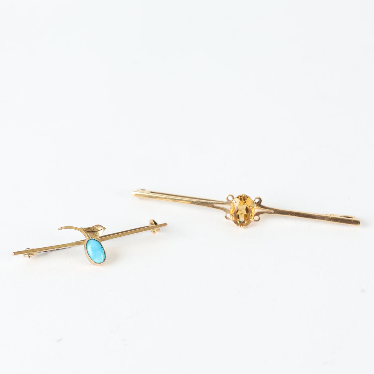 TO ÆDELSTENEDE BROCHER.