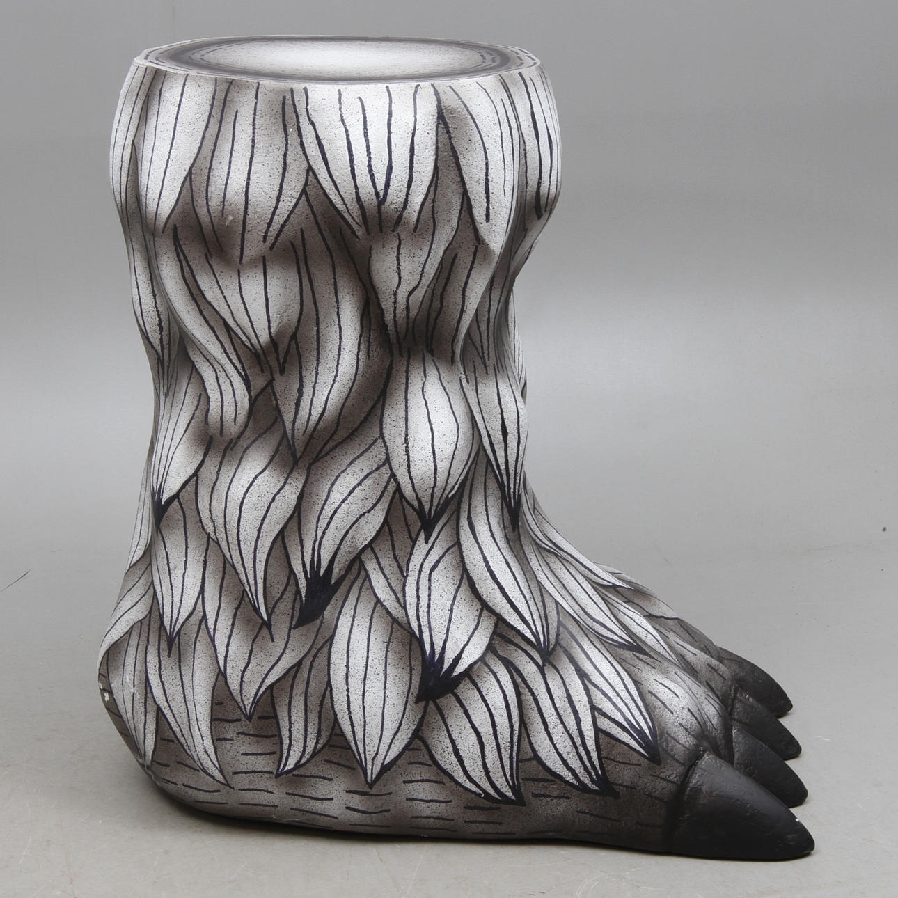 GOLVFIGUR/PIEDESTAL i form av fot/tass, glasfiber/plast, 2000-tal.