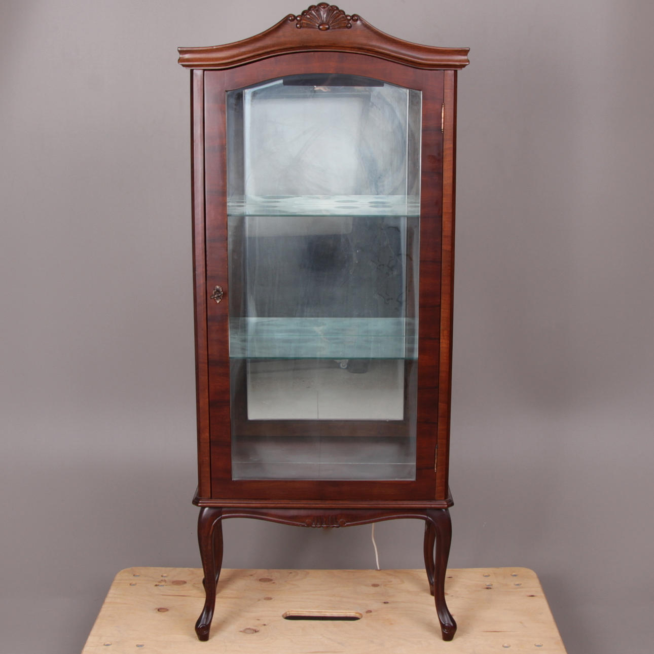 VITRINSKÅP, rokokostil, 1900-tal.