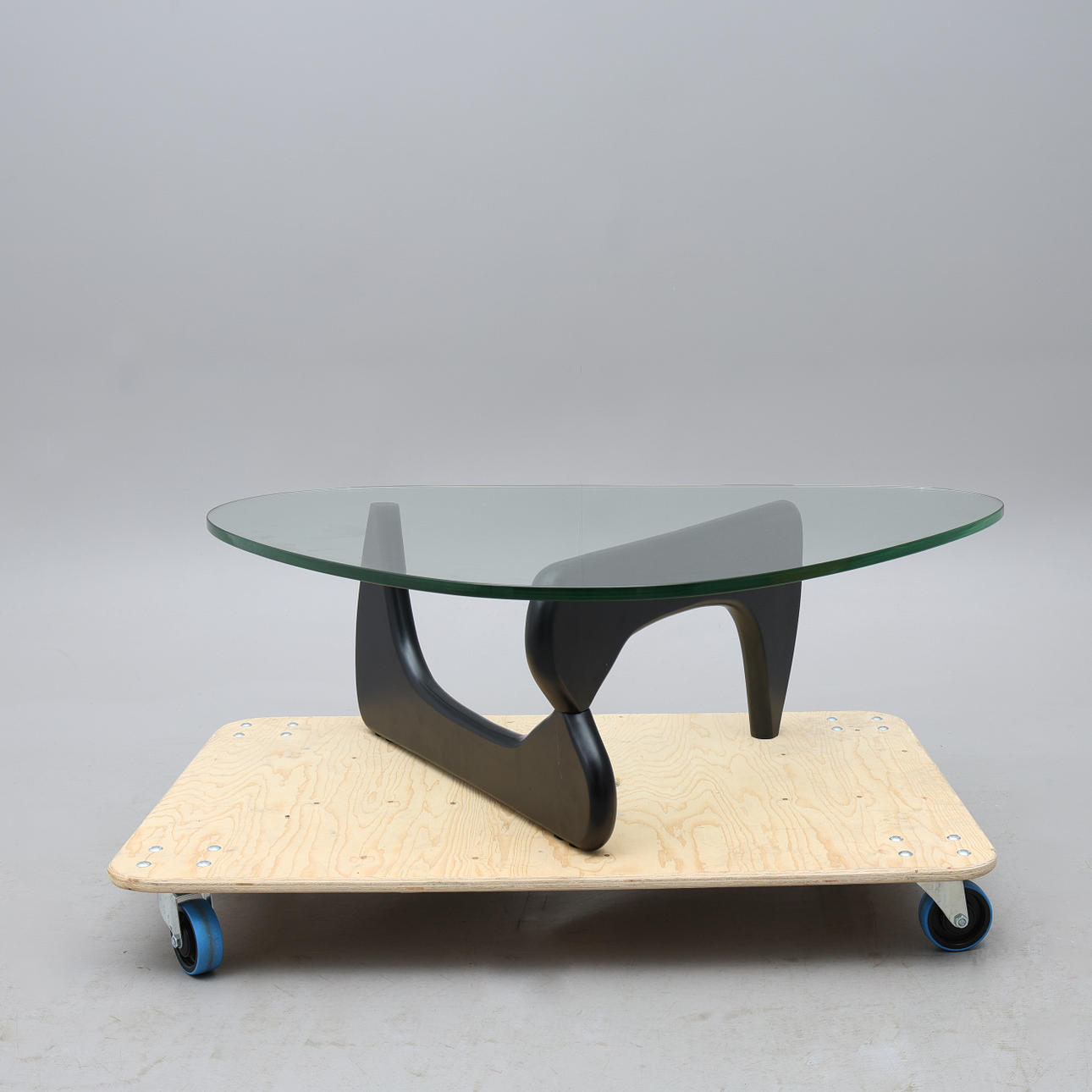 ISAMU NOGUCHI. EFTER. SOFFBORD, ASK & GLAS, SAMTIDA.