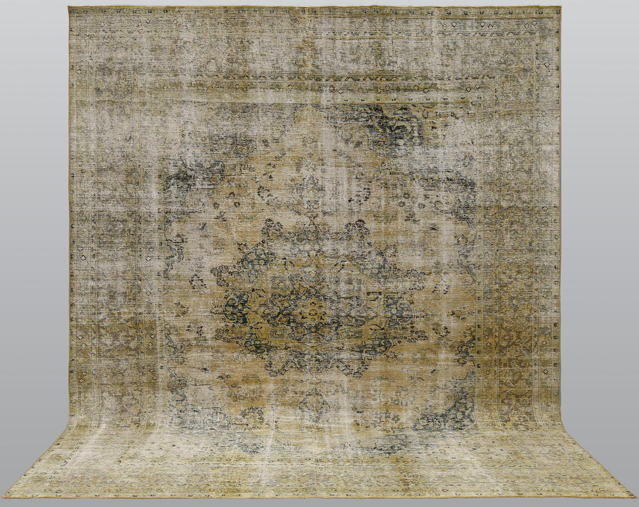 MATTO. Vintage, ca 367 X 305 cm.