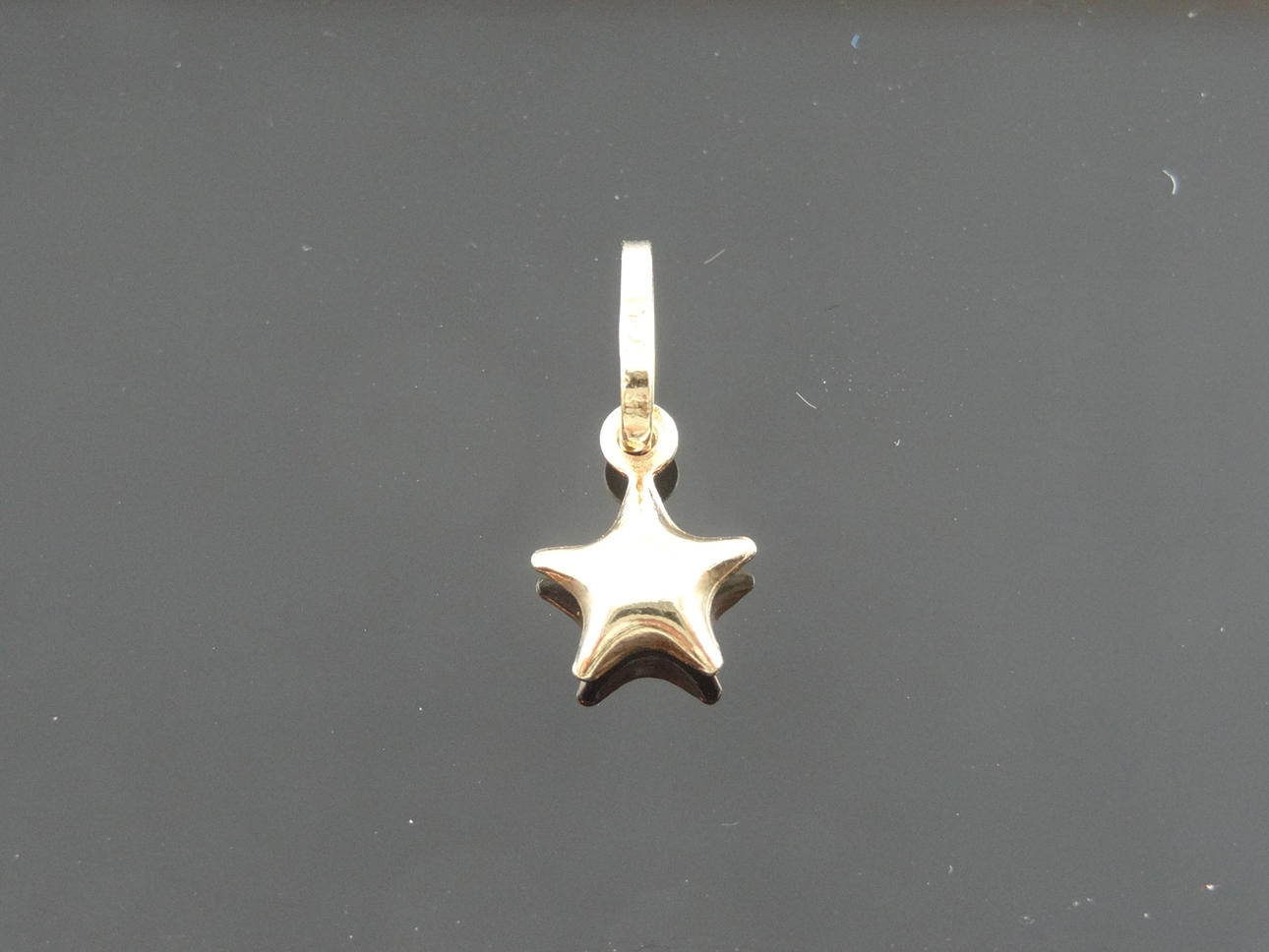 Stjärna hänge 18k guld.