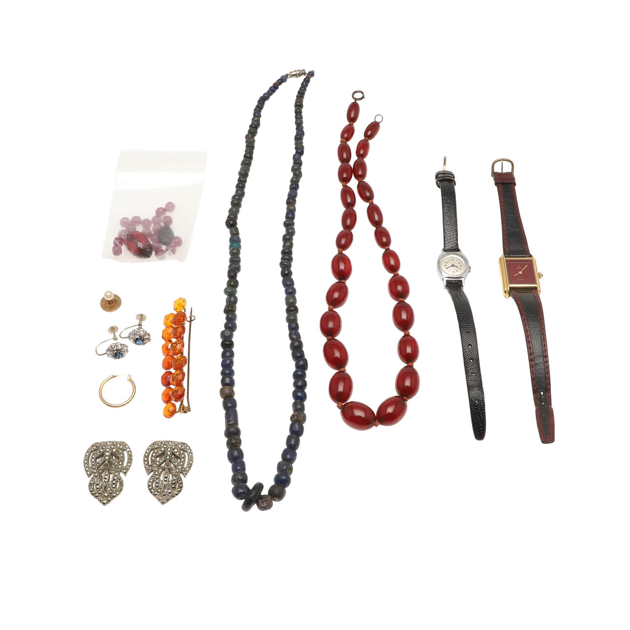 ETT KÖRSBÄRSBÄRSBÄRNSTEN HALSBAND OCH ANDRA FÖREMÅL.