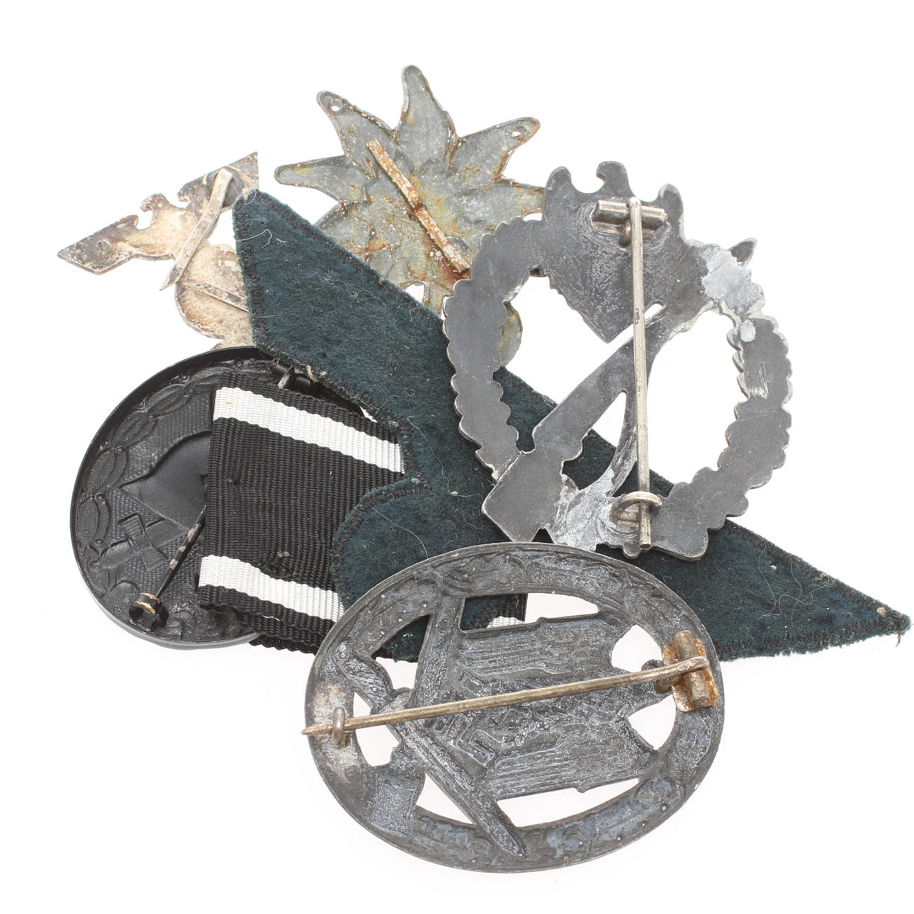 Tyska märken. Närstridsmärke, Wiederholungsspanne, Infanteristridsmärke, såradmärke, mössmärke och tygmärke örn.