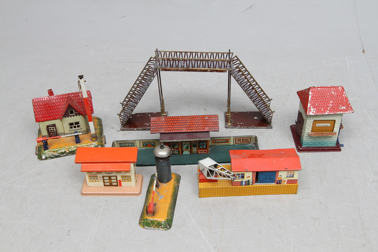 MODELLTÅG tillbehör skala noll. Övergång, station, magasin. kiosk med mera.