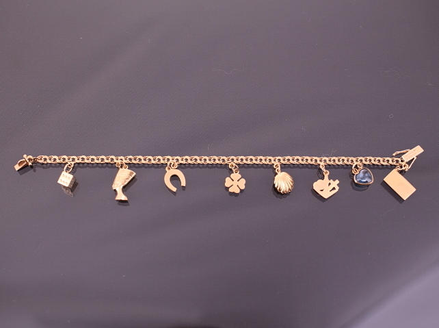 ARMBAND med 8 berlocker, guld 18k, vikt 11,0 gram.