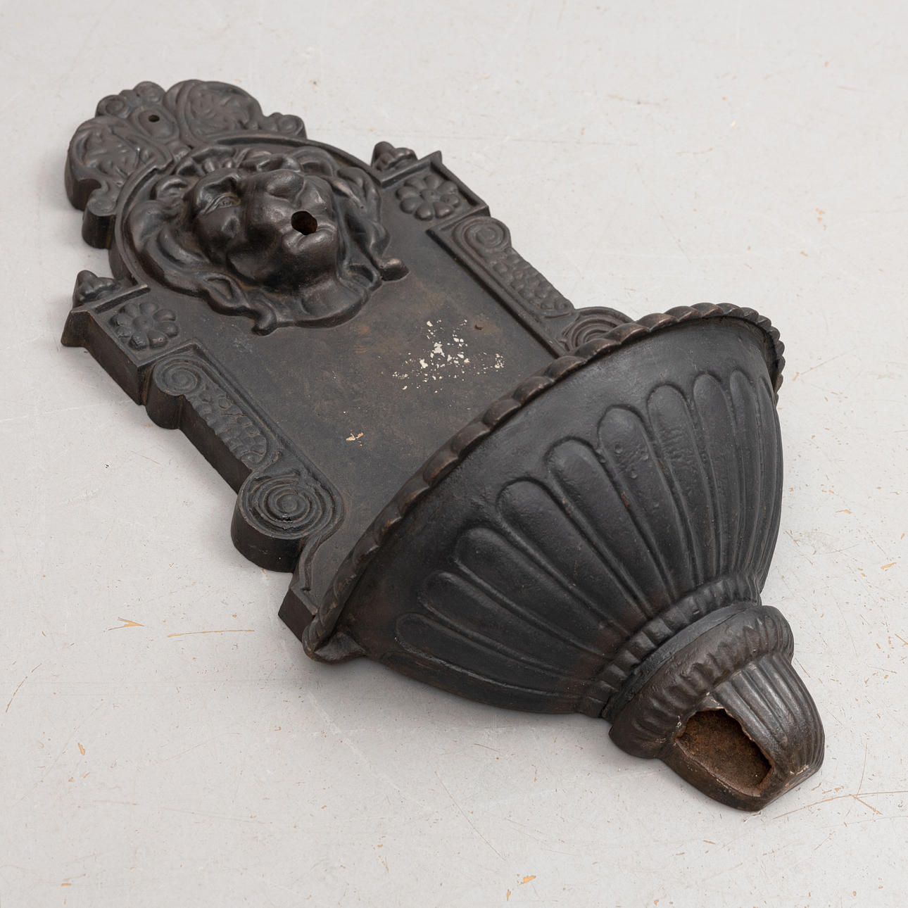 VÄGGFONTÄN, gjutjärn, 1900-talets senare del.