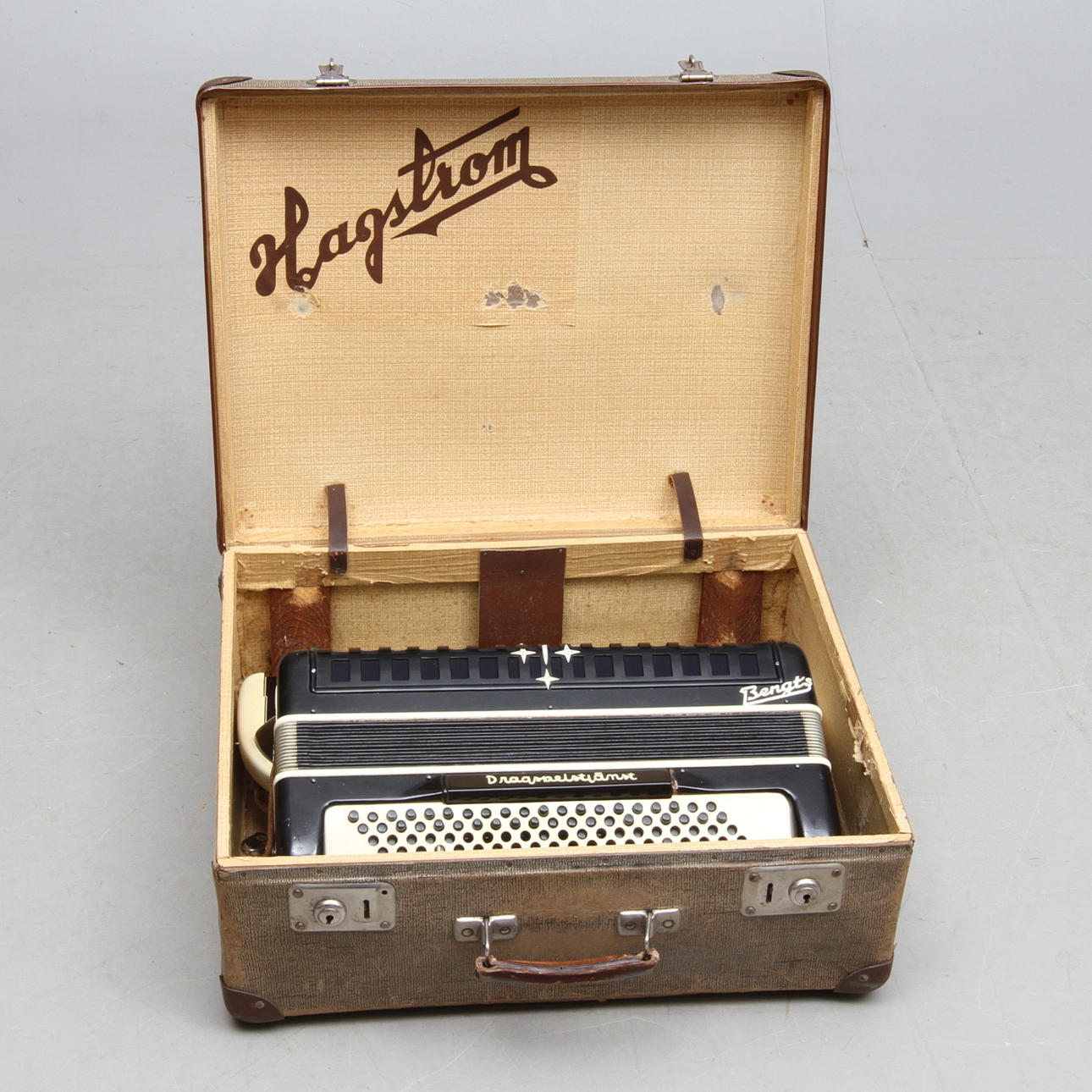 DRAGSPEL, märkt Bengts dragspelstjänst, 1900-tal.