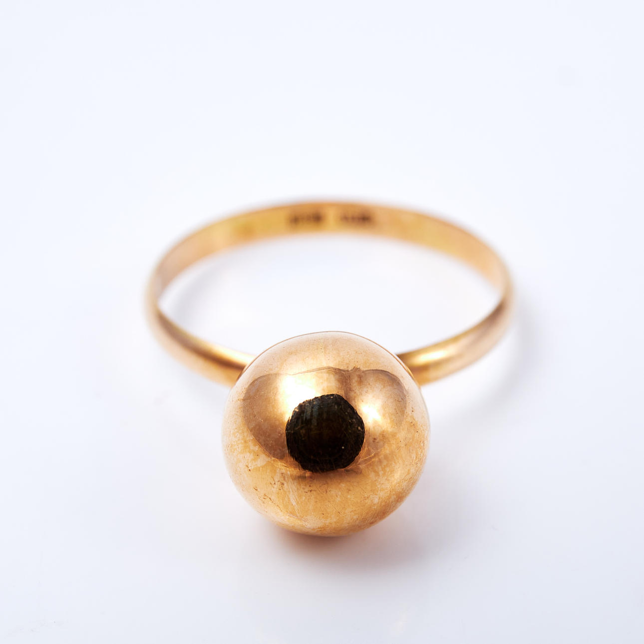 RING, 18 k gold, with sphere decor, Mema Guld & Silver Ab, Lidköping.