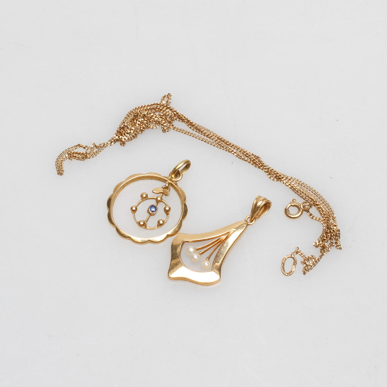 HÄNGEN, 2 st samt HALSKEDJA, 18k guld, total vikt ca. 4,5 gram.