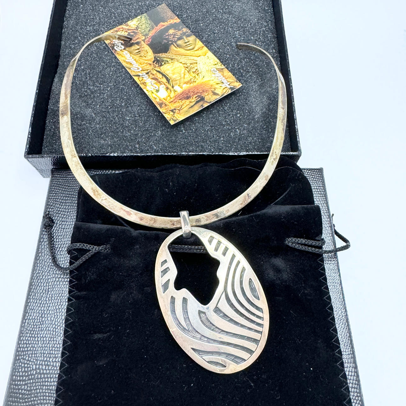 Halskette Torque mit Anhänger aus Sterlingsilber.