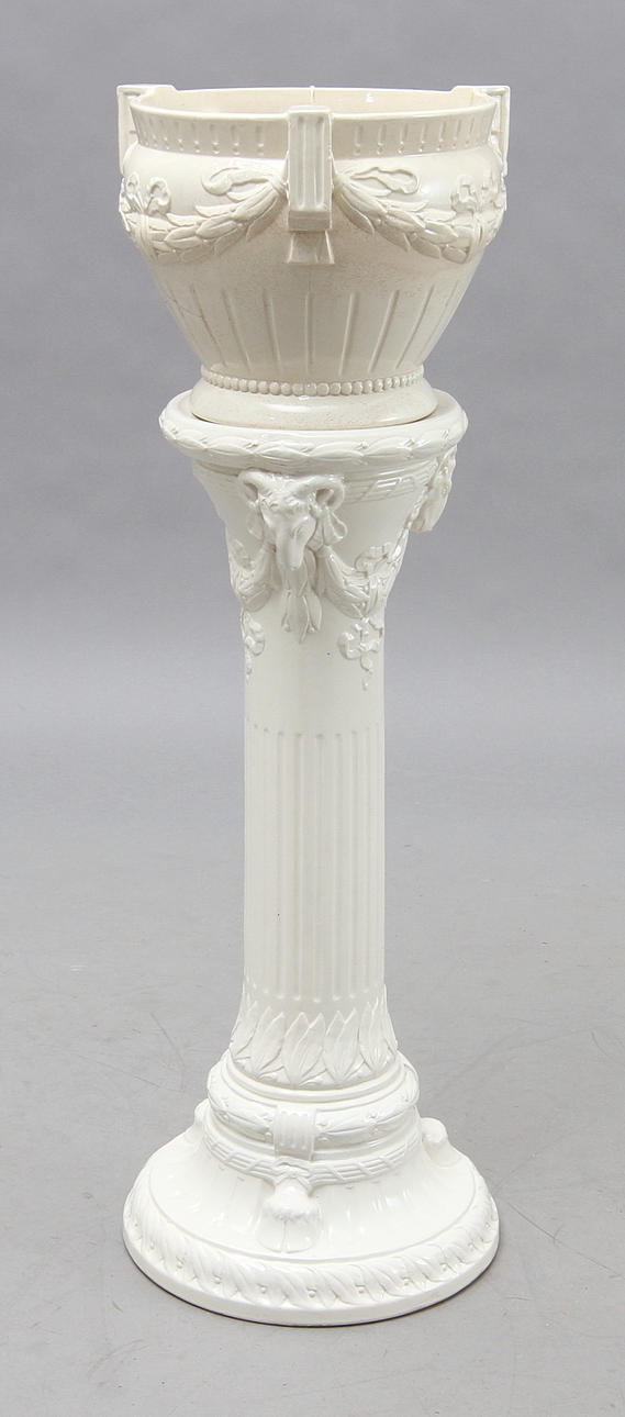 URNA med PIEDESTAL, gustaviansk stil, ca 1900. Rörstrand.