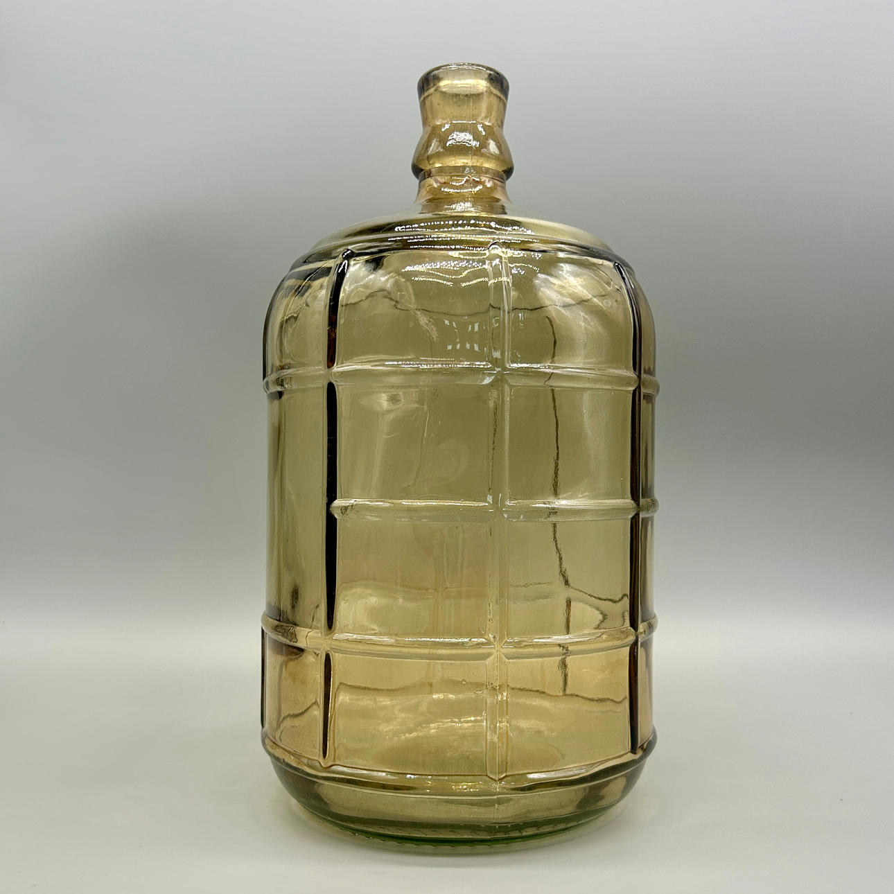 GROSSE GLASFLASCHE IN HELLER BERNSTEINOPTIK.