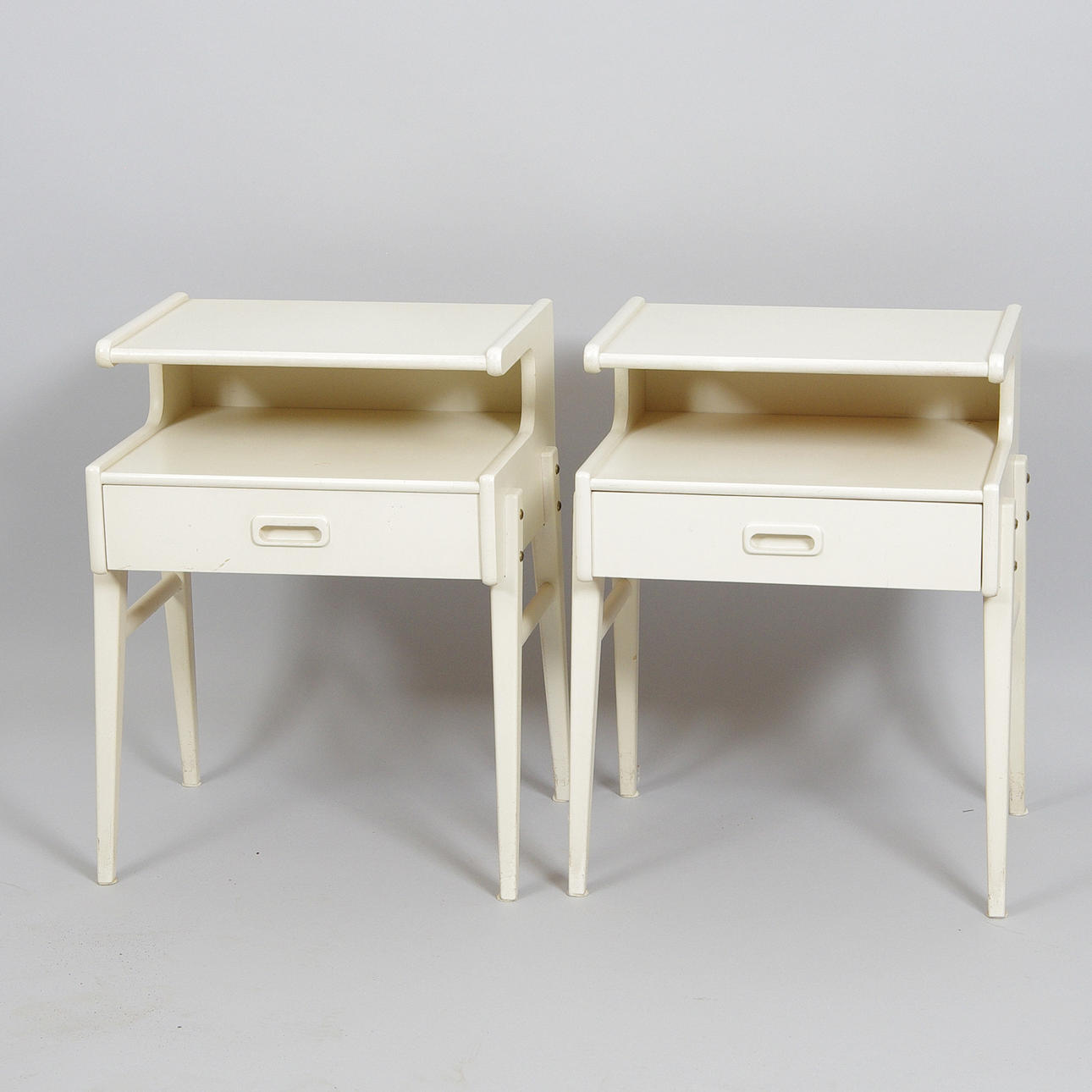 NATTDUKSBORD, 1 par, vitmålade, sent 1900-tal.