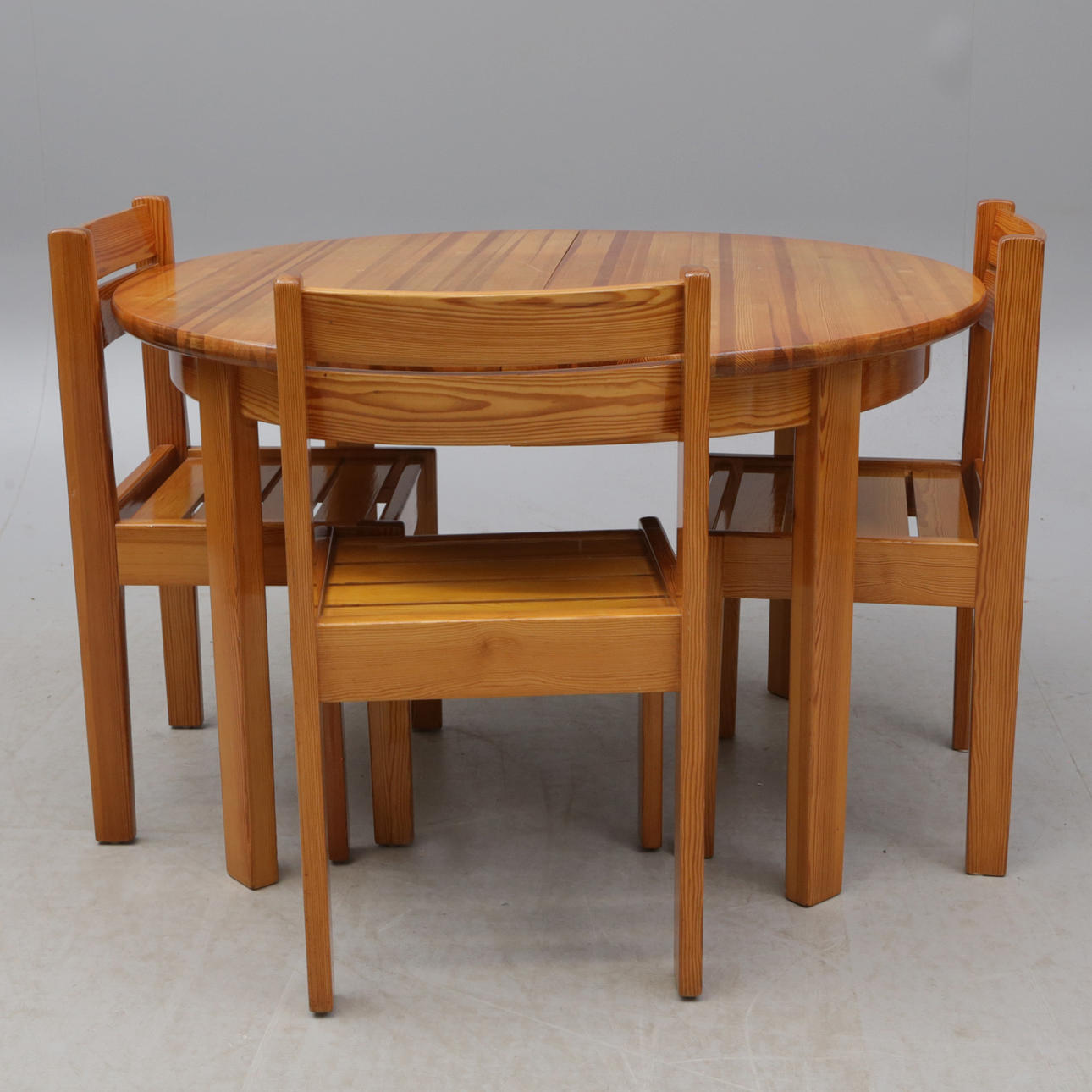 ESSTISCH, MIT STÜHLEN, Pinienholz.