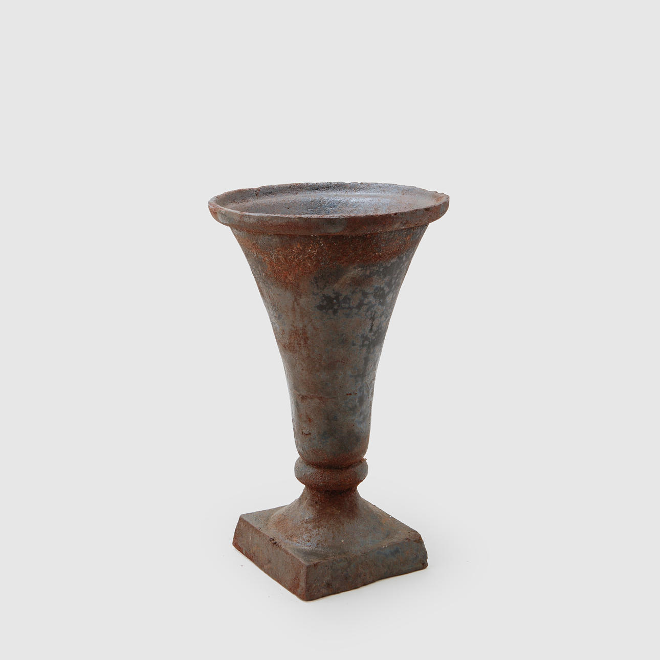 TRÄDGÅRDSURNA, vas, gjutjärn.