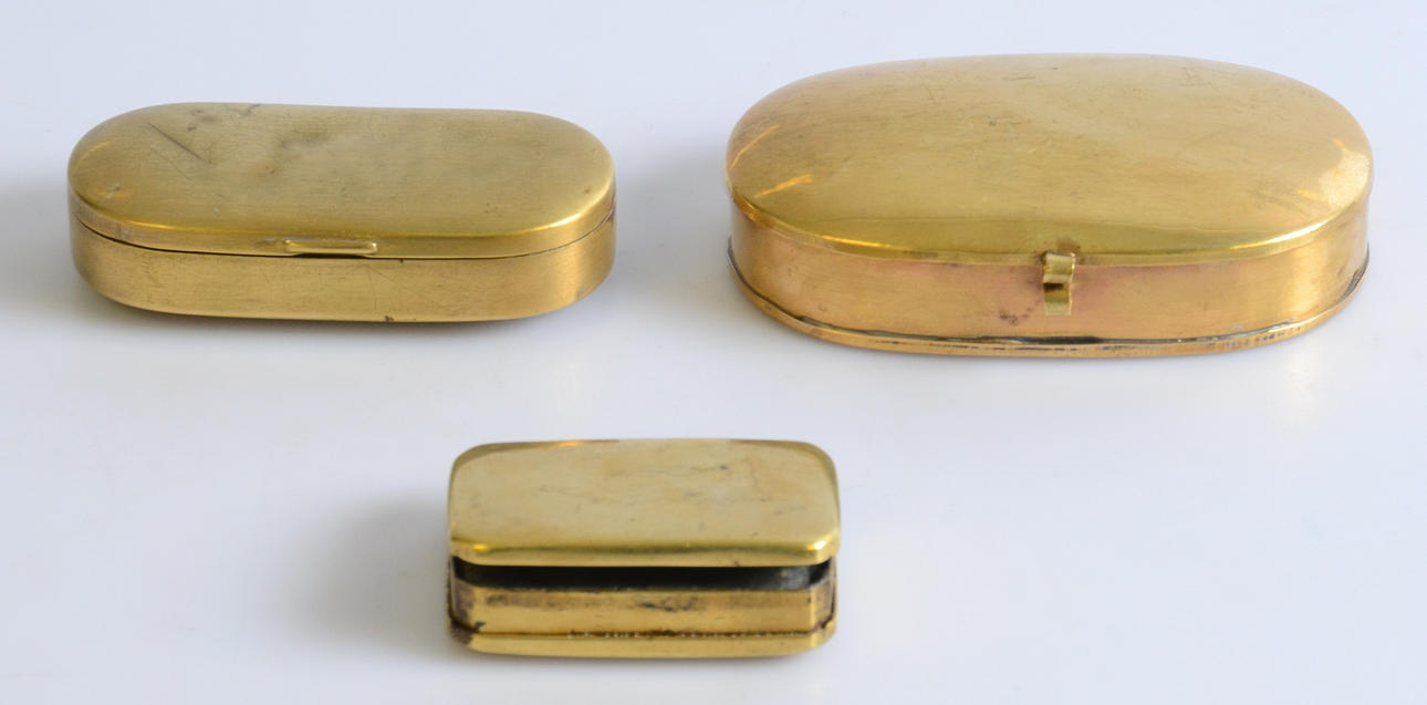 SNUSDOSOR, 3-stycken, mässing, 18/1900-tal.