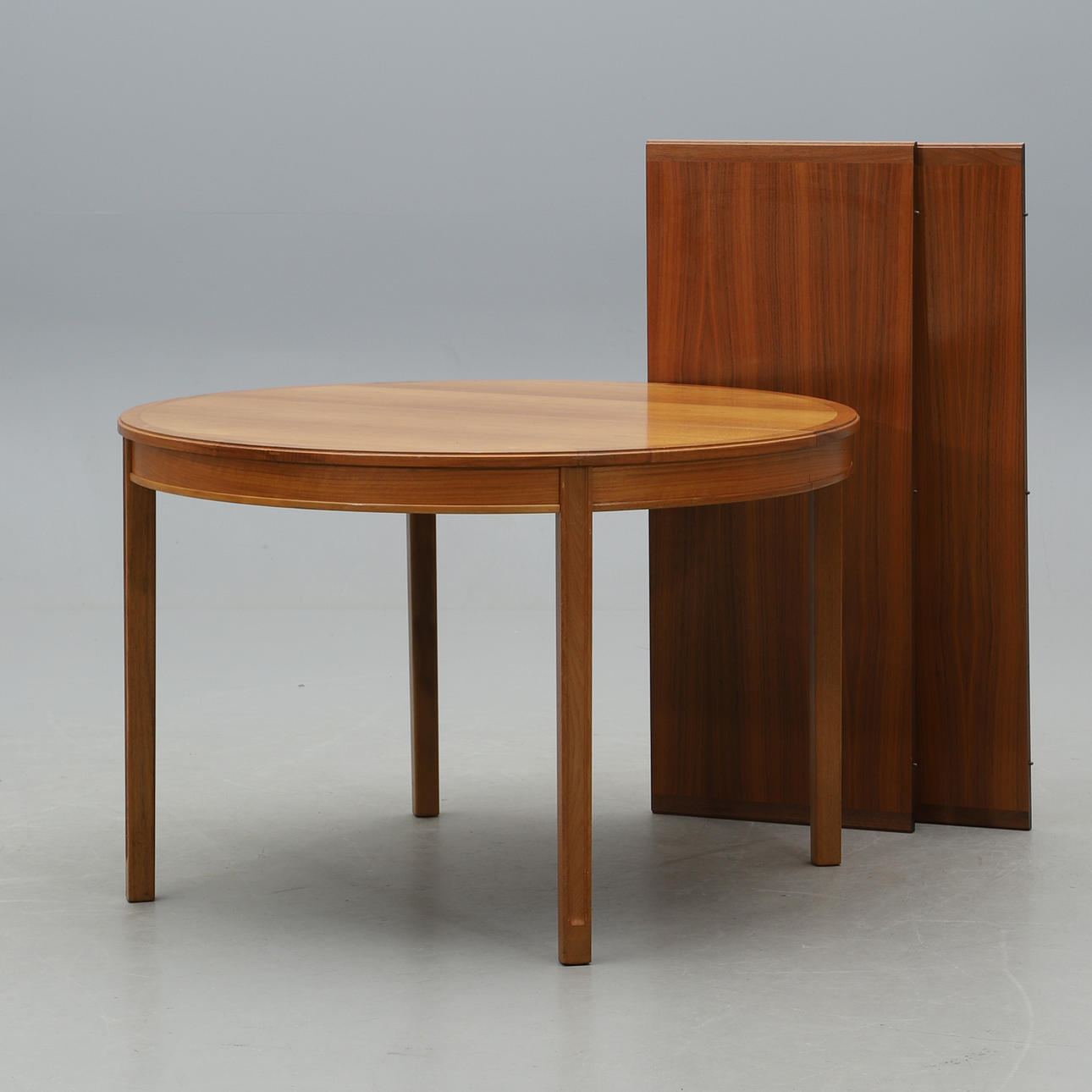 A 1960'S DINING TABLE.