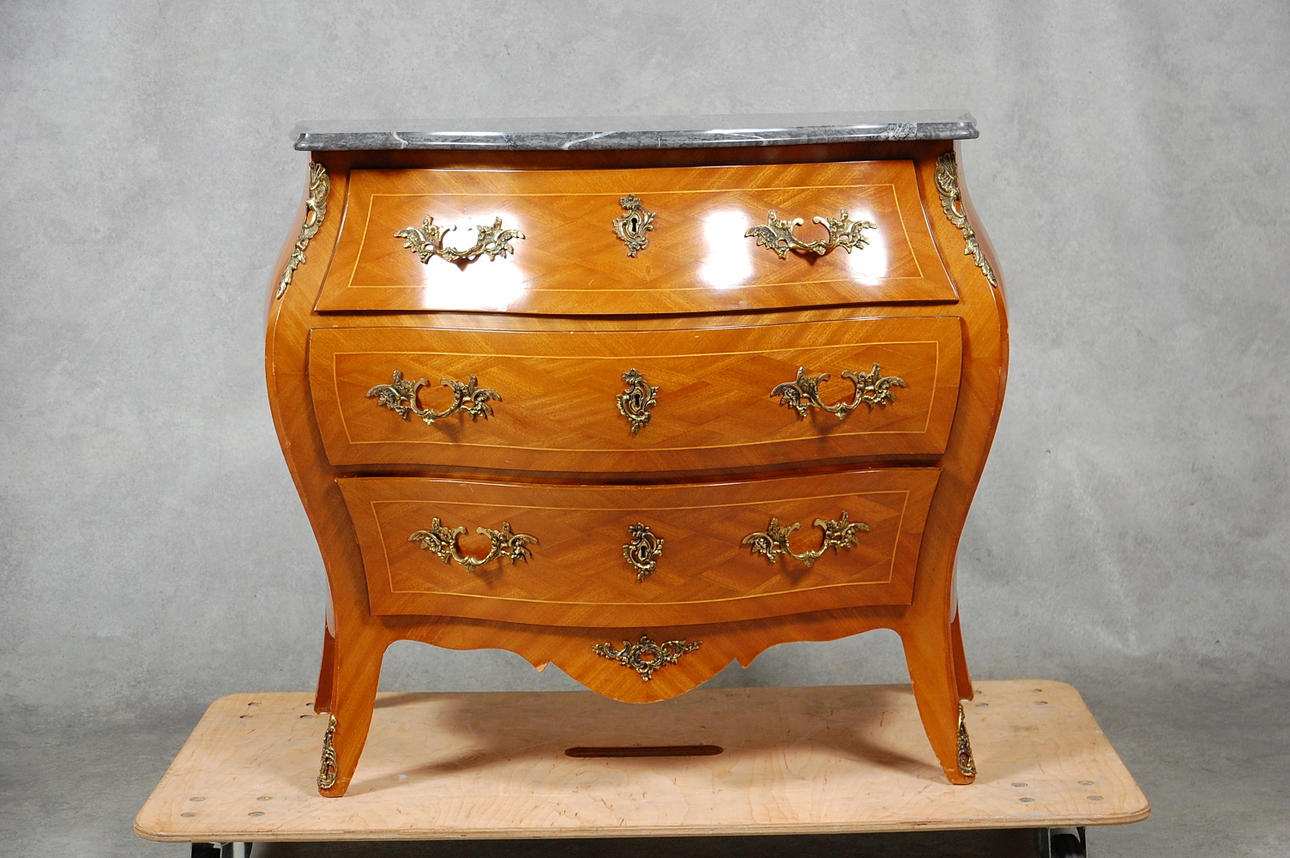 BYRÅ, rokokostil, med marmorskiva 1900-tal.