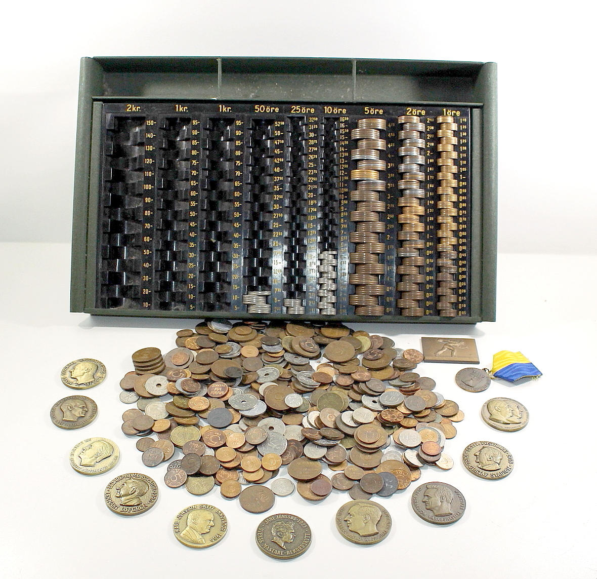 MYNTRÄKNARE, med diverse mynt, Svenska och Utländska.