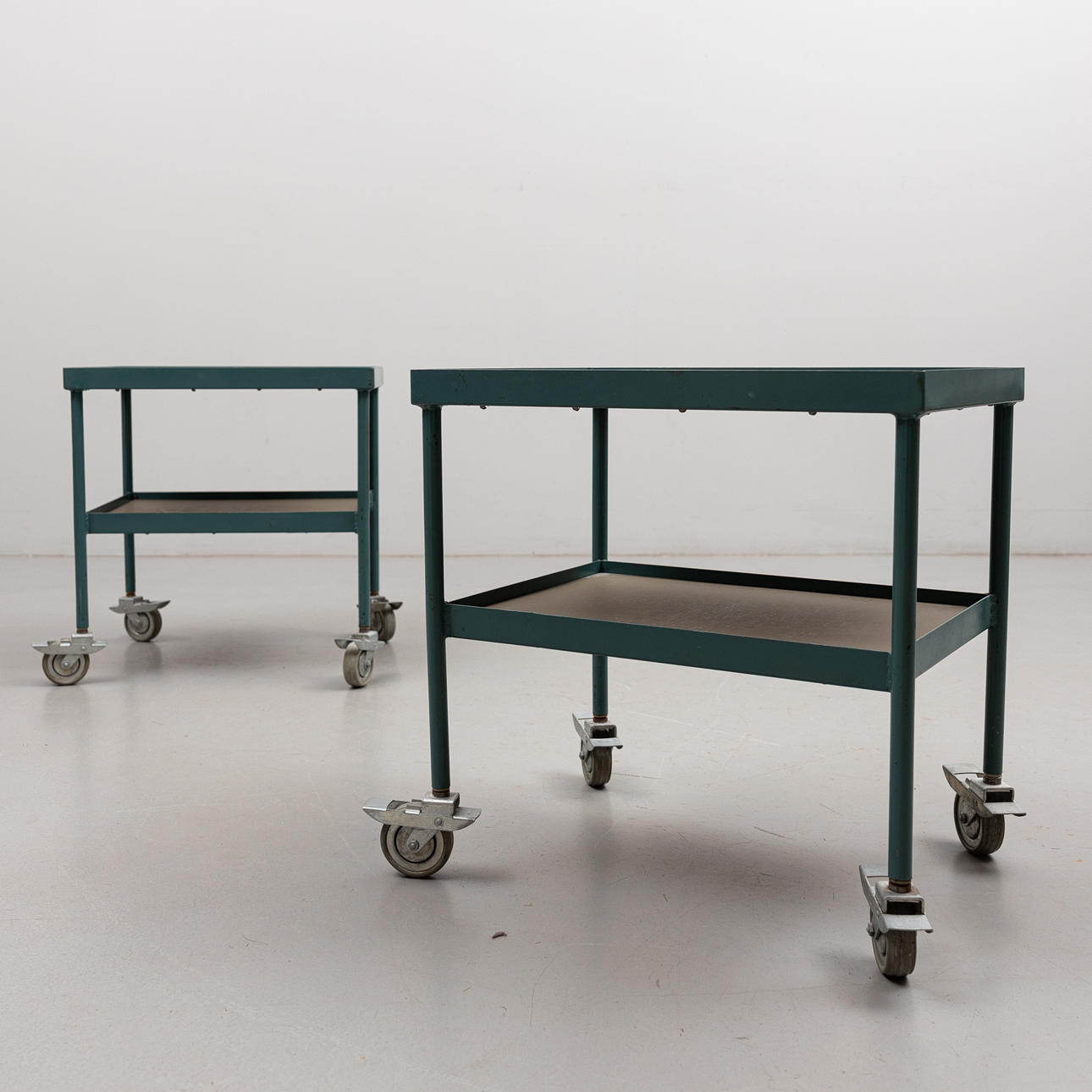 SÄNGBORD / SIDOBORD, grönlackerad metall, 1900-talets andra hälft.