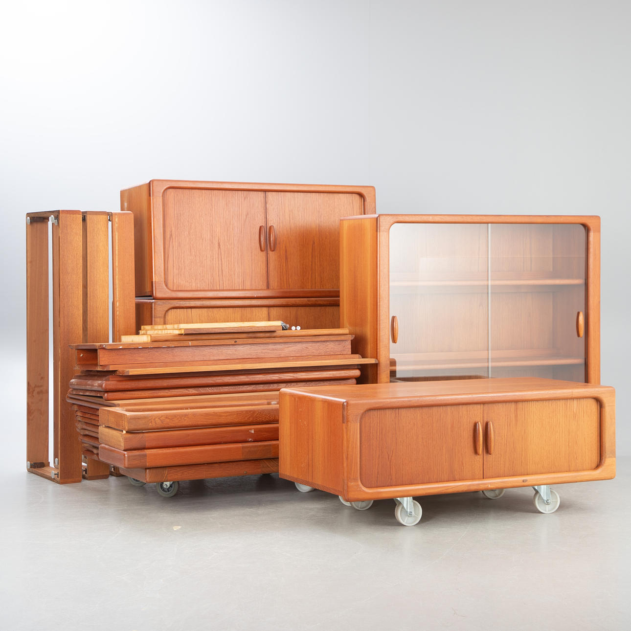 Dyrlund Danmark. Hyllsystem/väggenhet.