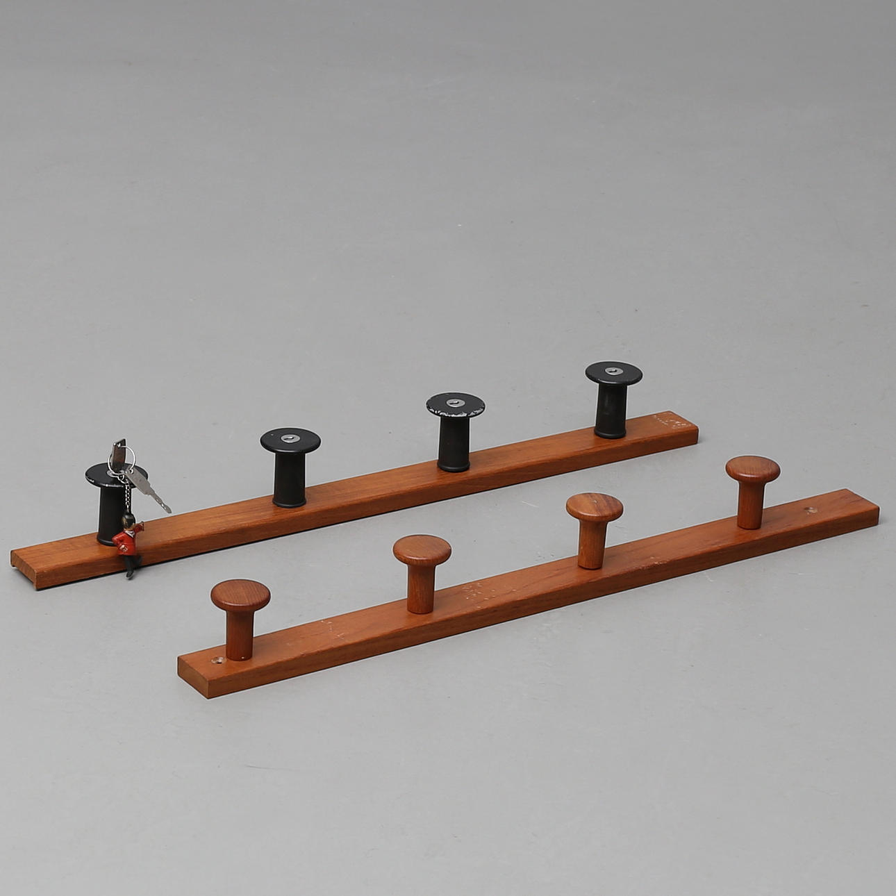 VAPENSTÄLL, trä med metallbakstycke.