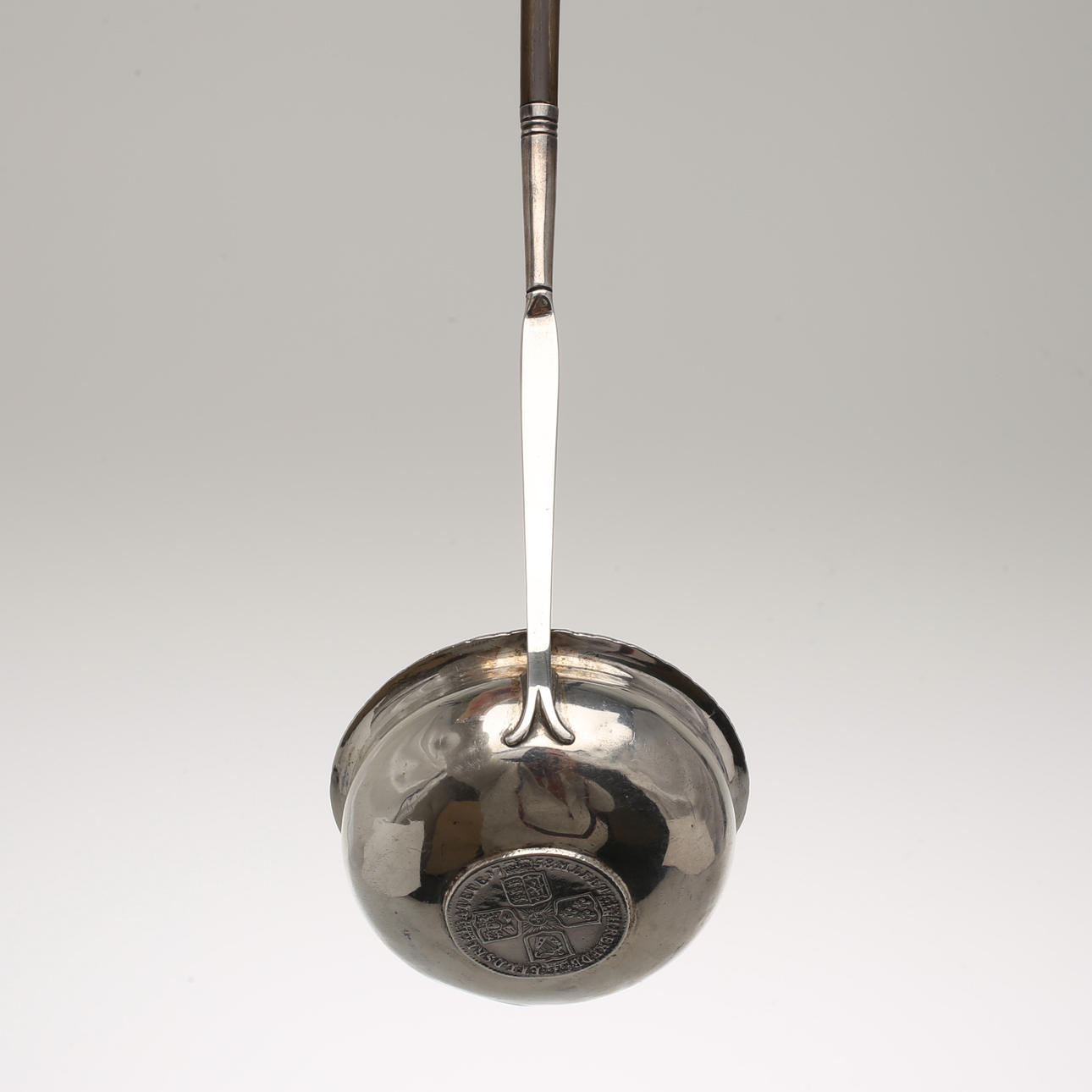 PUNSCHSLEV, silver, med 1700-tals mynt i botten.