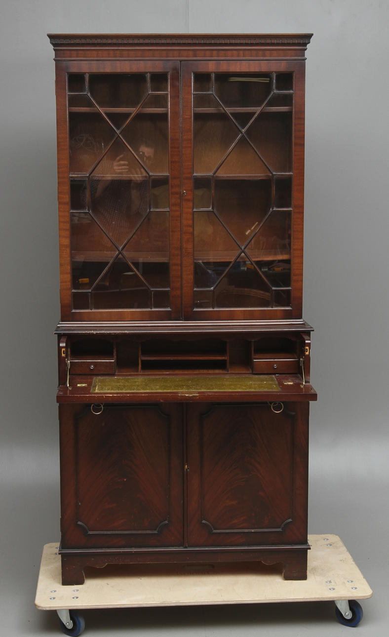 SKRIVSKÅP, med vitrinöverdel, engelsk stil, 1900-tal.