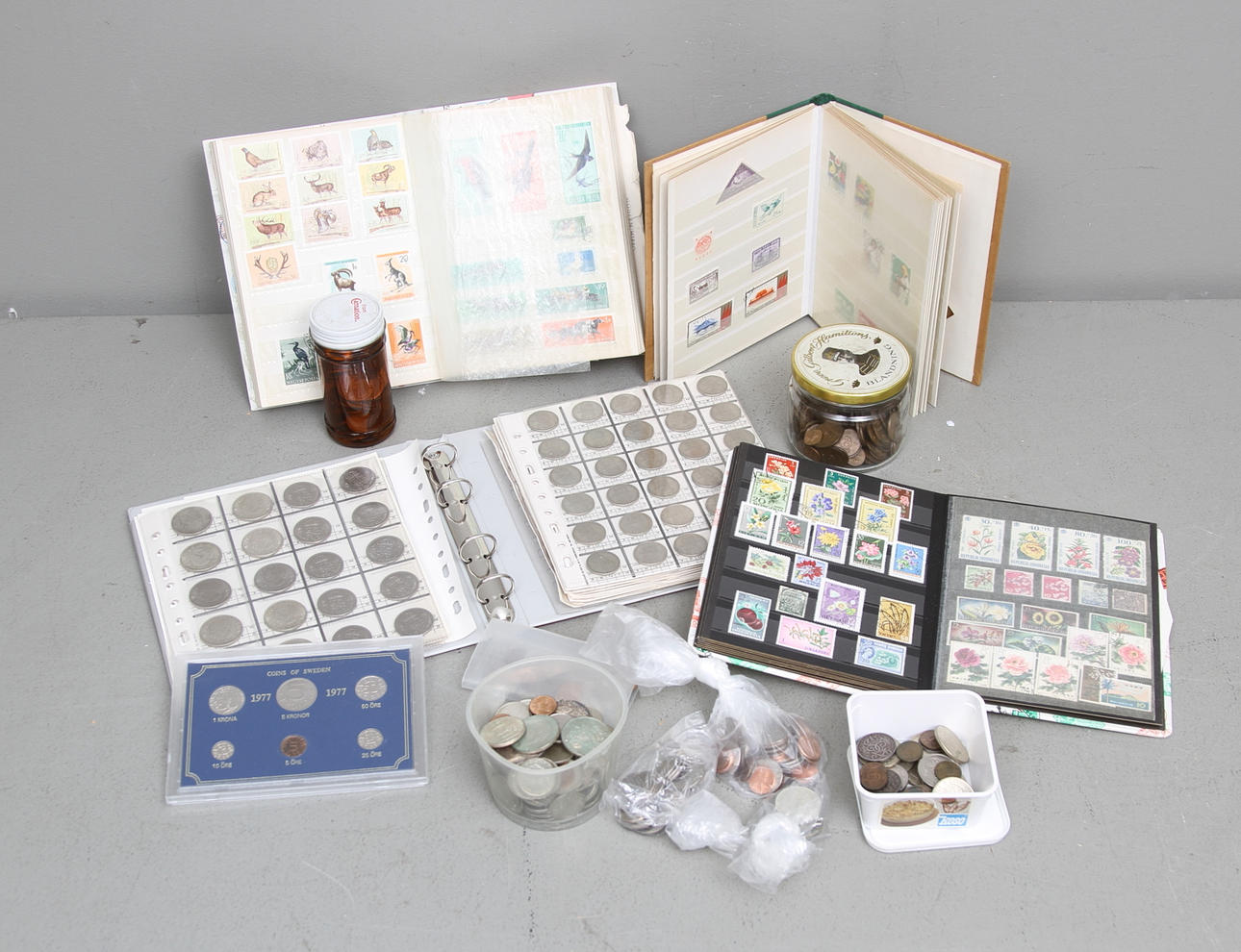 MYNT OCH FRIMÄRKE, Sverige och världen.