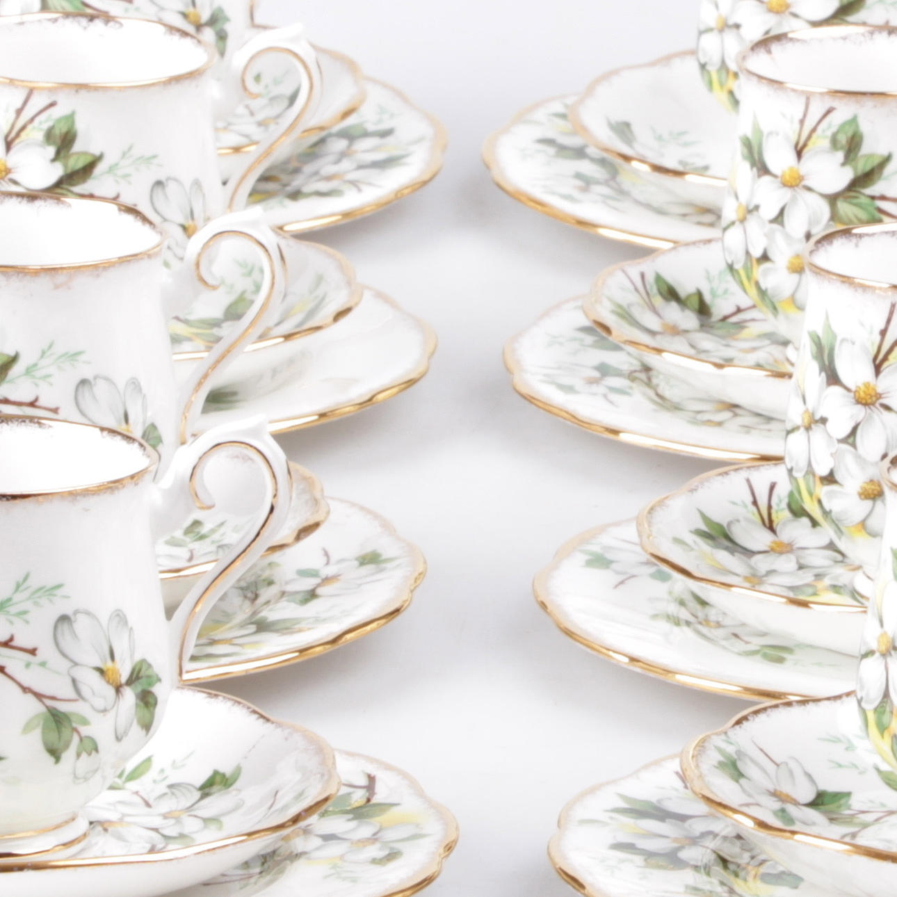 KAFFESERVIS, 24 delar, "White dogwood", Royal Albert, England.