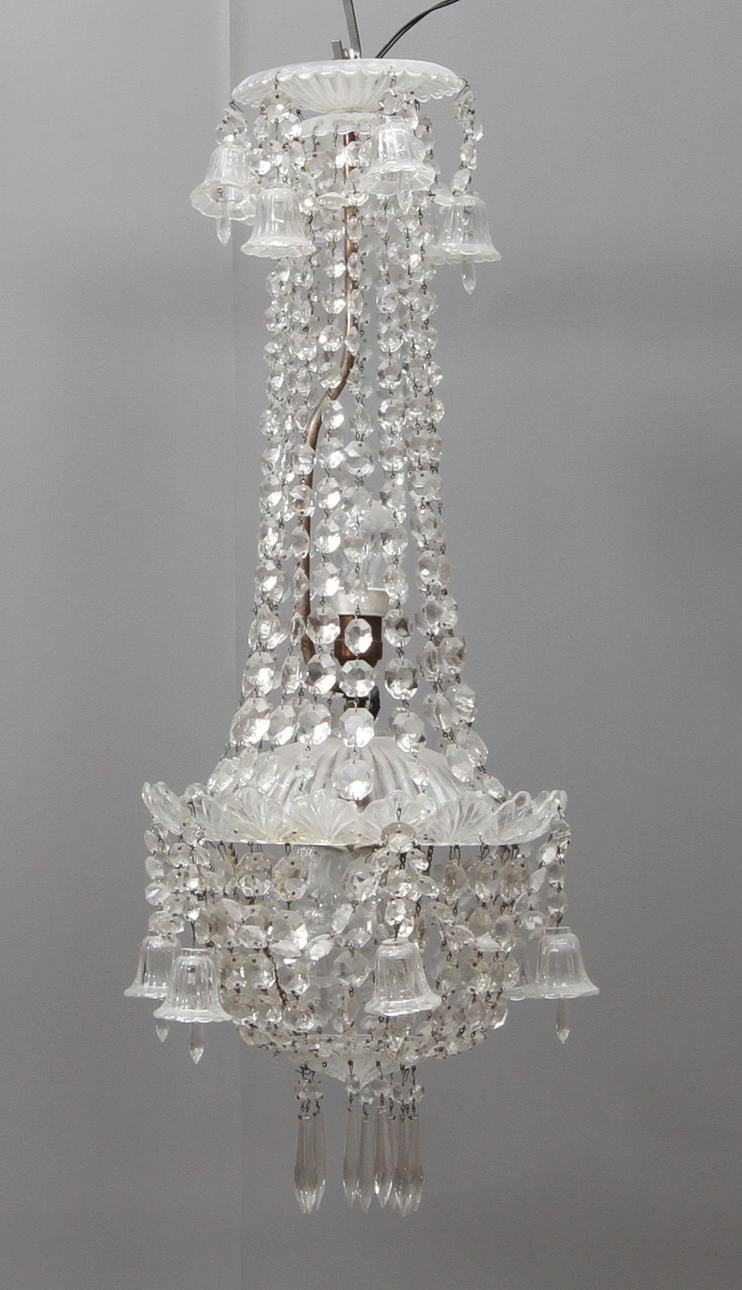 LJUSKRONA, behängd med olikslipade prismor, 1900-talets första hälft.